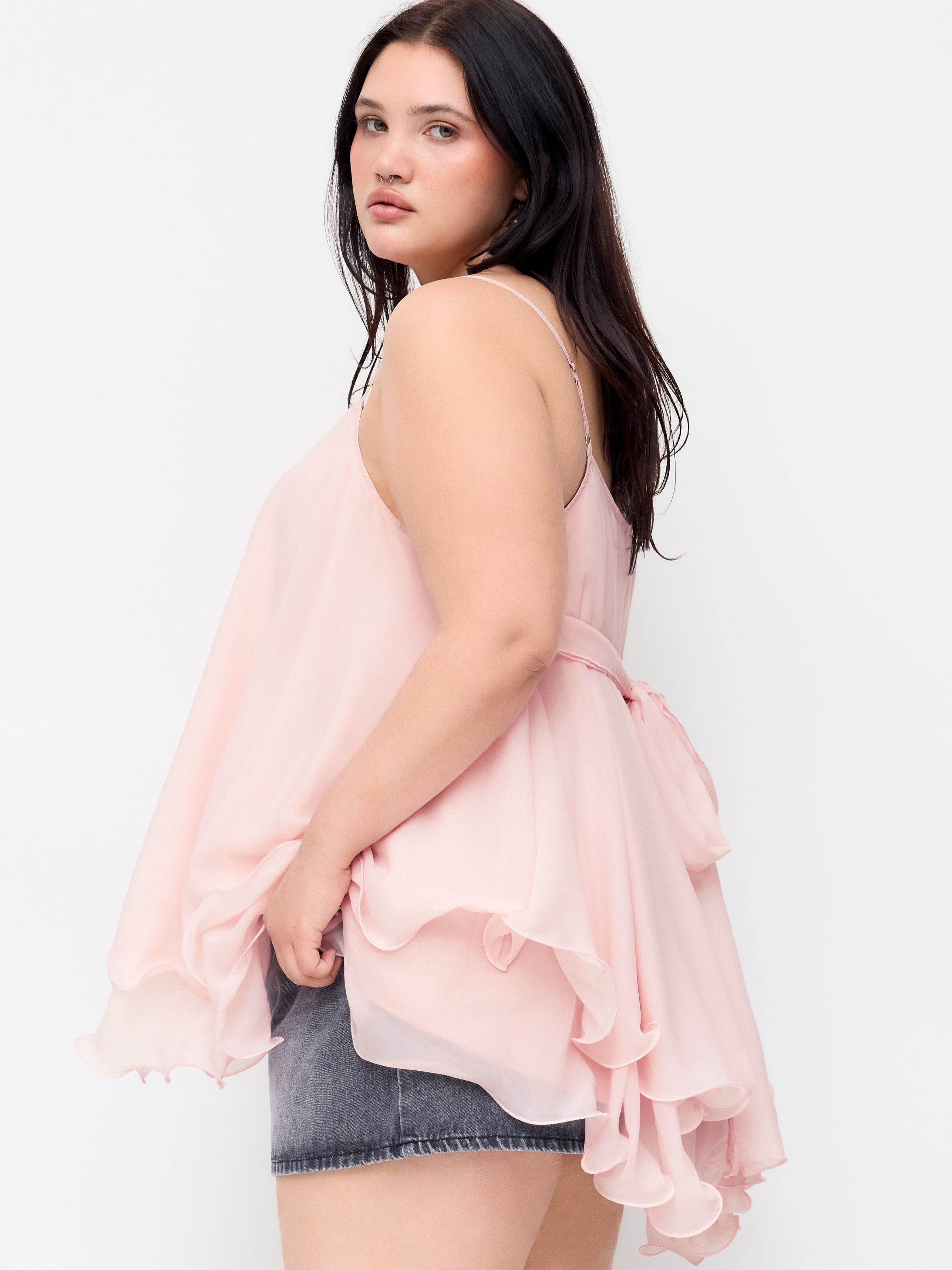 Chiffon Cami Top met Ruffle Hem - Curve Friendly