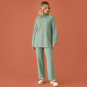 Dames set in groen met minimalistisch design, zacht en comfortabel voor casual en stijlvolle outfits.