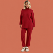 Dames set in rood met minimalistisch design, zacht en comfortabel voor casual en stijlvolle outfits.