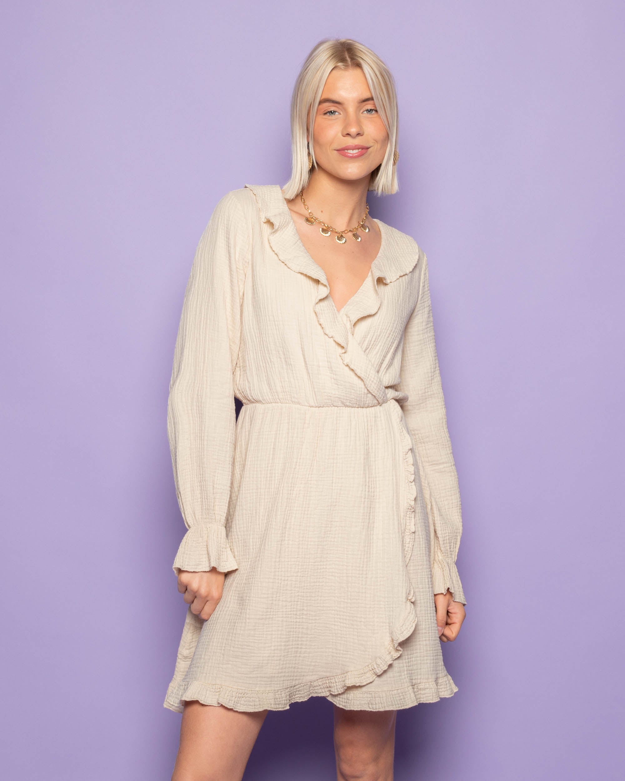 Mousseline Ruffle V-Neck Wrap Jurk - Zand | Sera & Zena