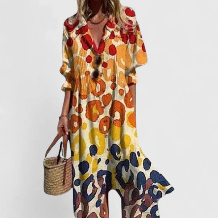 Close-up van bloemenprint en knoopsluiting op zomerse midi jurk