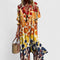 Close-up van bloemenprint en knoopsluiting op zomerse midi jurk