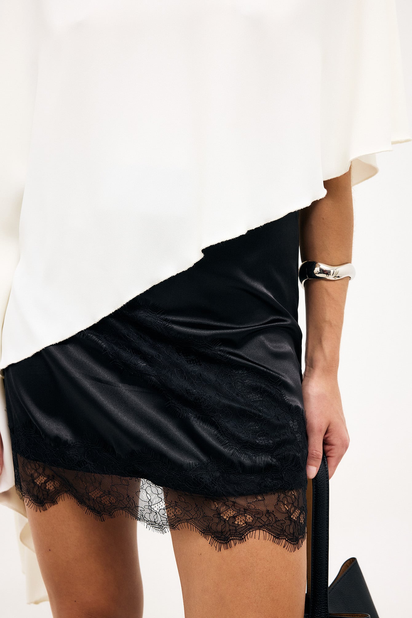 Asymmetrische Kantenrok - Elegante Saiaallure