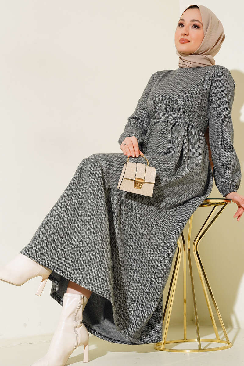 Hafsa Antraciet Grijs Plissé Tiered Maxi Met Chevron-Patroon