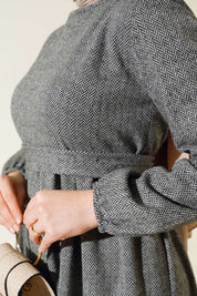 Hafsa Antraciet Grijs Plissé Tiered Maxi Met Chevron-Patroon