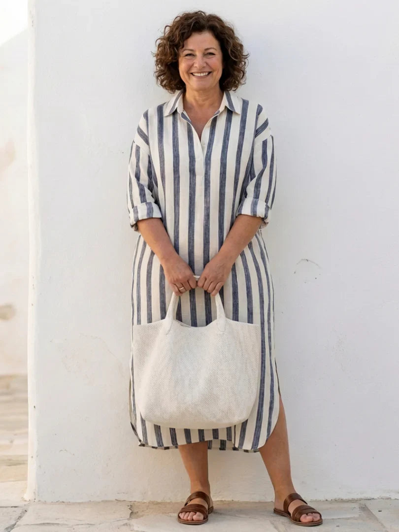 Zijaanzicht van relaxed gestreepte shirtjurk met verticale strepen en zijsplitjes