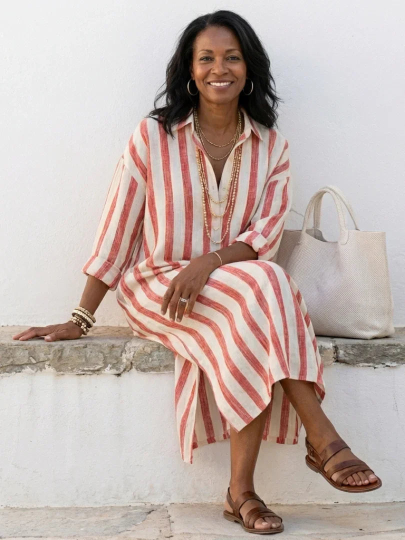 Close-up van knoopsluiting en streepdetail op midi shirtjurk