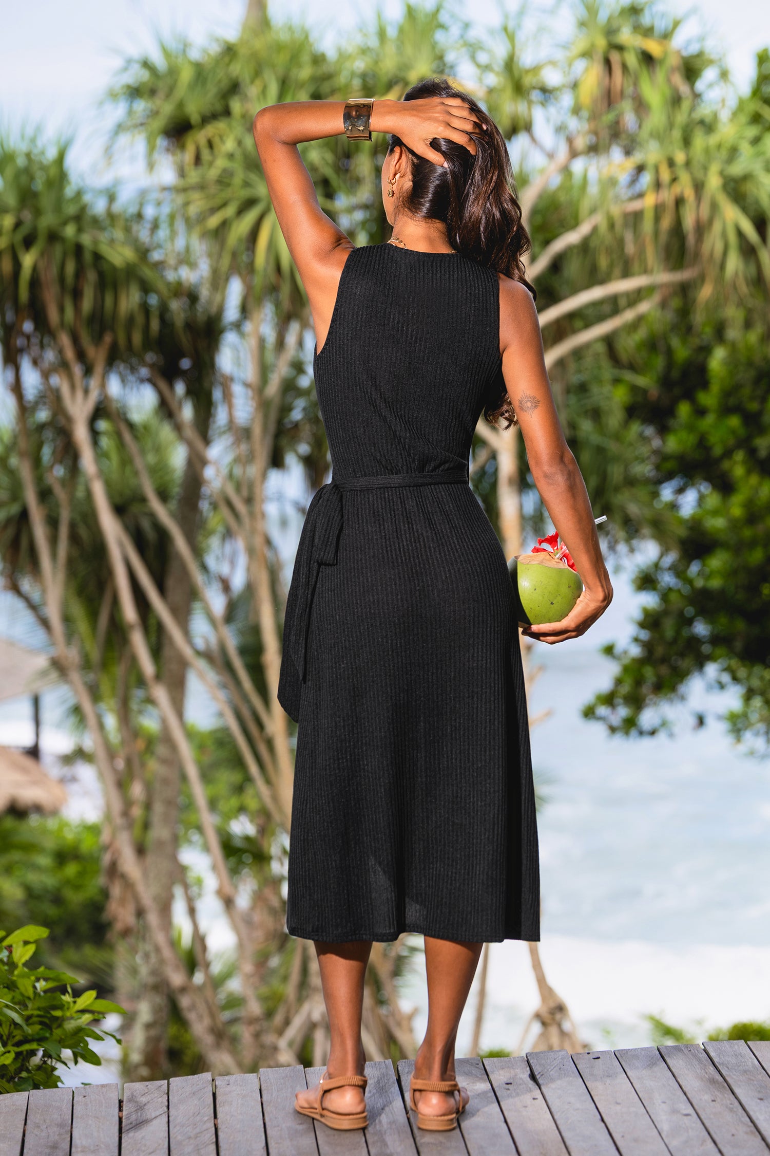 Zwarte Midi Jurk met Elegante Snit | Sera & Zena