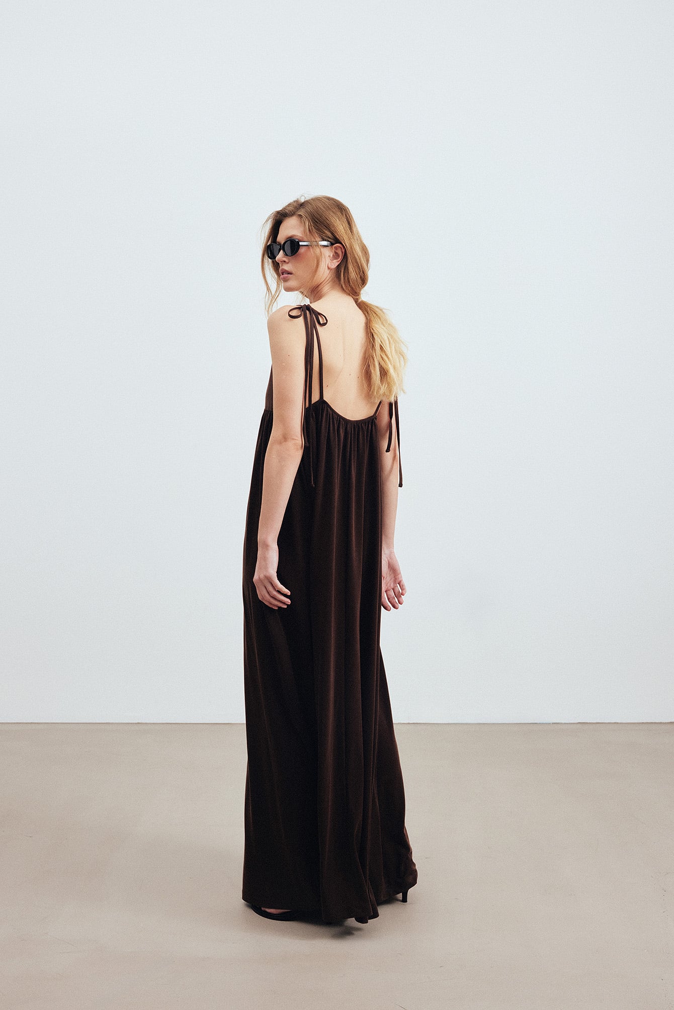 Fluïde Maxi Jurk met Strik Schouder