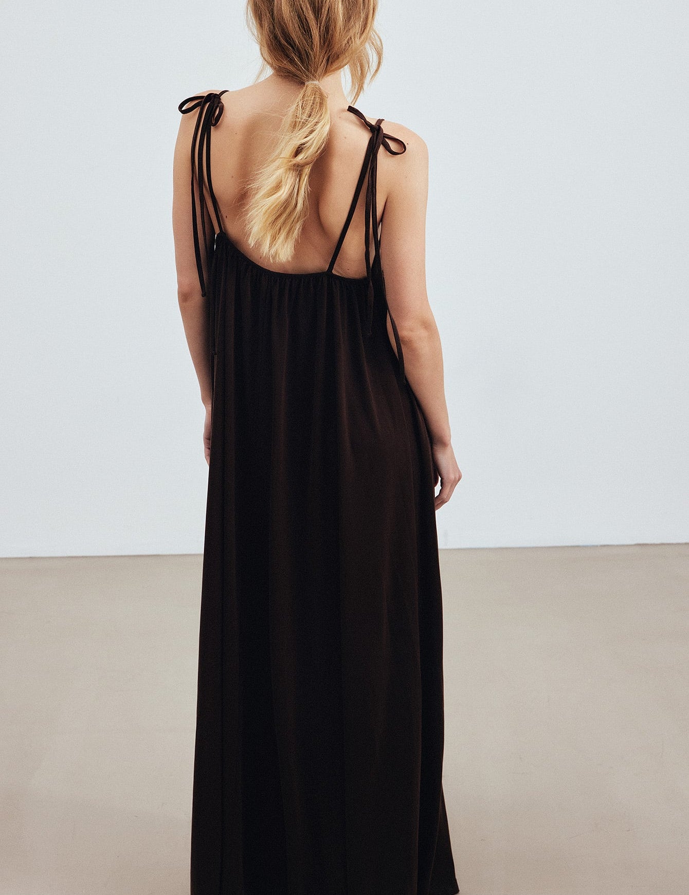 Fluïde Maxi Jurk met Strik Schouder