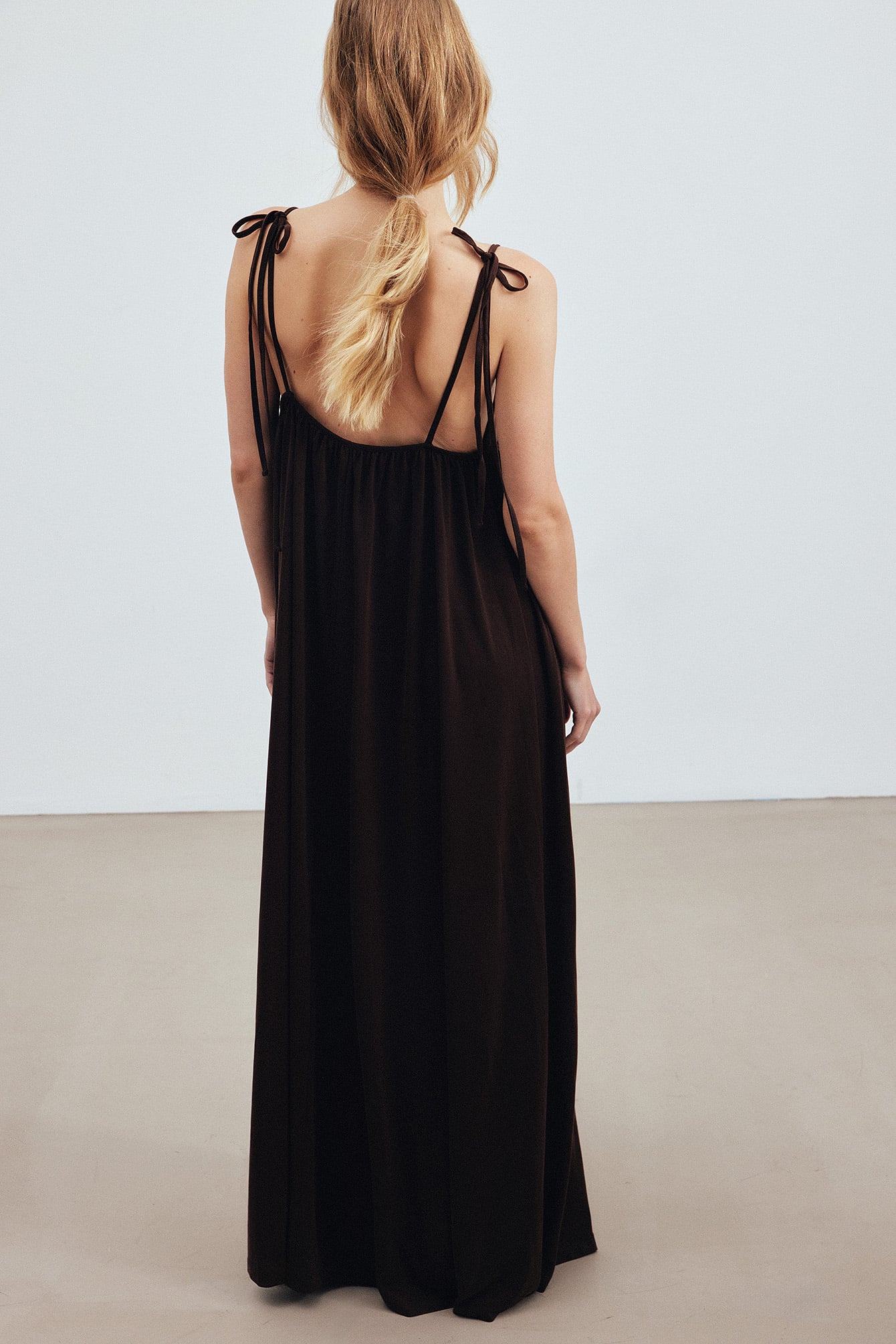Fluïde Maxi Jurk met Strik Schouder