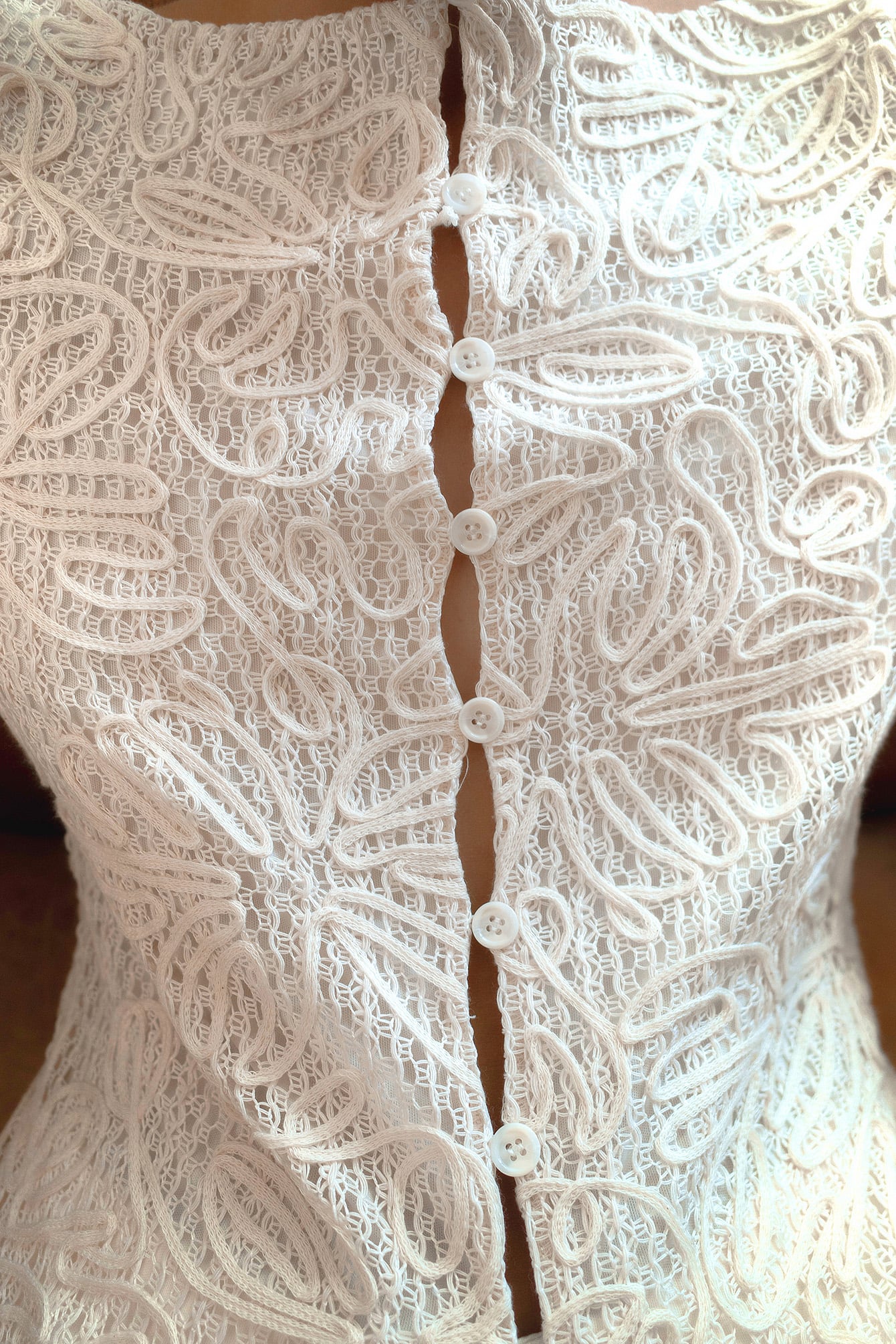 Gehaakte blouse met voorknopen - zomer elegantie