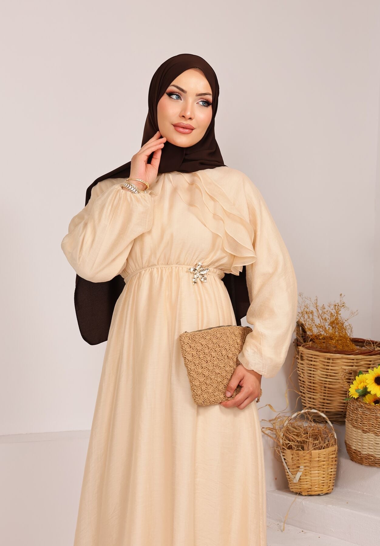 Nour Premium Crème Beige Abaya met front-ruffle, bagcik tie en crystal brooch — afbeelding 1