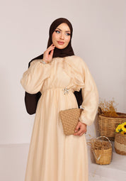 Nour Premium Crème Beige Abaya met front-ruffle, bagcik tie en crystal brooch — afbeelding 1