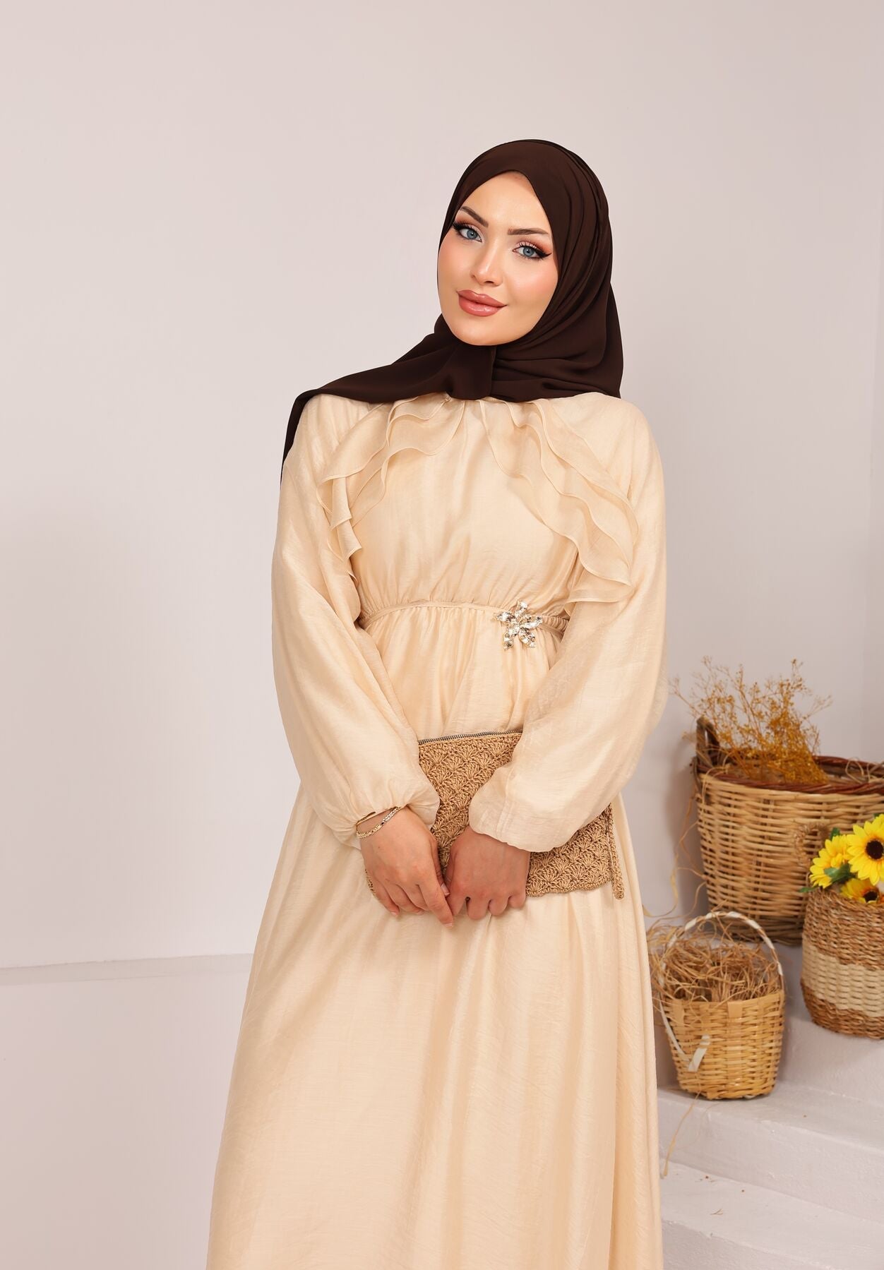 Nour Premium Crème Beige Abaya met front-ruffle, bagcik tie en crystal brooch — afbeelding 2