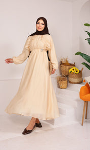 Nour Premium Crème Beige Abaya met front-ruffle, bagcik tie en crystal brooch — afbeelding 4